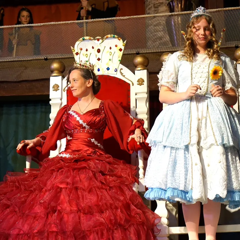 Geburtstag der Prinzessin ? Im festlich geschmückten Schloss feiert die Königstochter ihren 15. Geburtstag und blickt gespannt auf die neuen Kleider, die für sie angefertigt wurden.