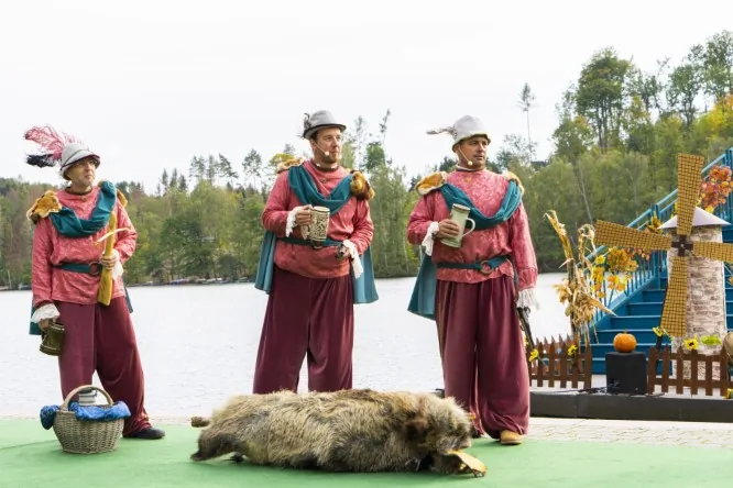 Märchen Musical Bild - /maerchenmusical/bilder_auffuehrungen/Der_gestiefelte_Kater/Der_gestiefelte_Kater_04_small666.webp