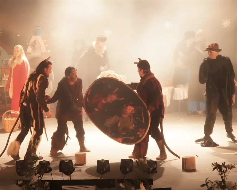 Teufel zanken um den Zauberspiegel ? Mehrere Teufel mit Schwänzen und Hörnern streiten lautstark um einen großen Spiegel, Bühnennebel füllt die Luft – chaotische Teufelsszene.