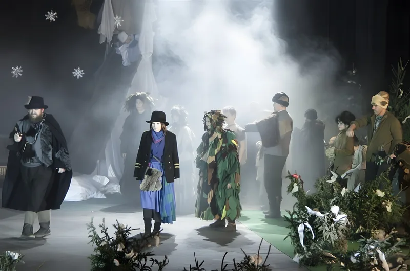 Räuber und Büsche im Nebel ? Räuber ziehen mit maskierten Büschen durch den nebligen Wald, ein Mädchen mit Hut führt die Gruppe – lautlose Verfolgung.