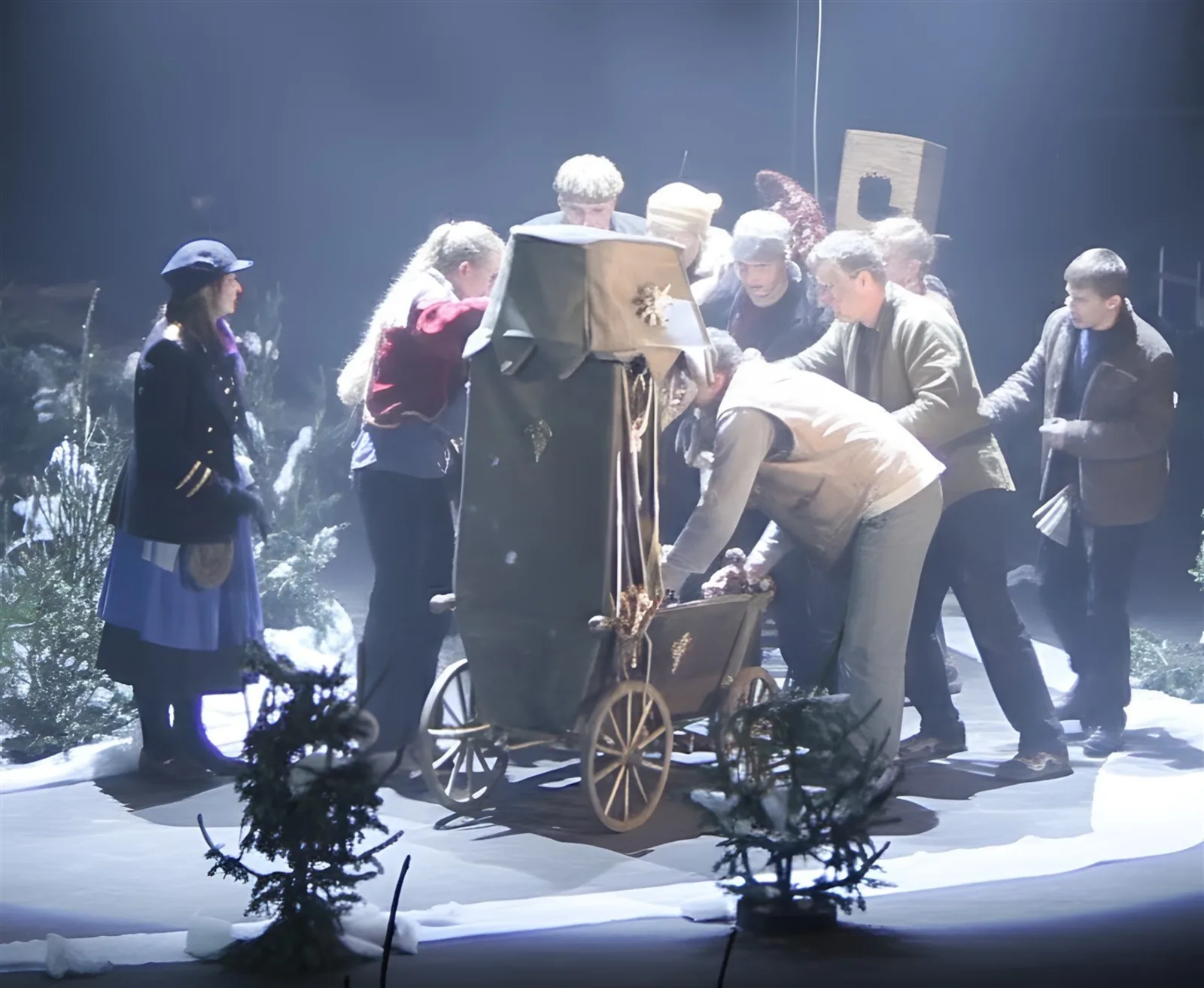 Räuber überfallen die Kutsche ? Eine Gruppe Räuber stürzt sich auf eine Kutsche, die Menge drängt zusammen – bedrohlicher Überfall im Schnee.