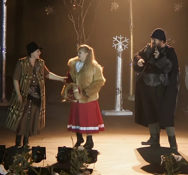 Räuber stellen Gerda ? Gerda im roten Kleid wird von zwei Räubern gestellt, funkelnde Schneeflocken umgeben die Szene – Gefahr im Wald.