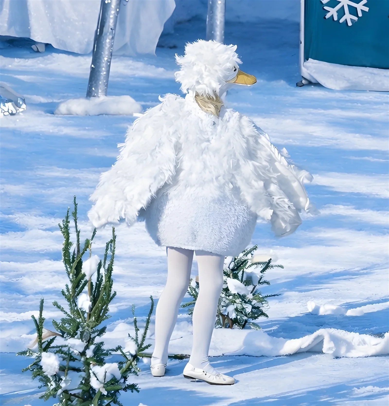 Schwanenkind im Schnee ? Ein Kind als weißer Schwan watschelt im Schnee, kleine Tannen umrahmen die Szene – zarter Wintermoment.