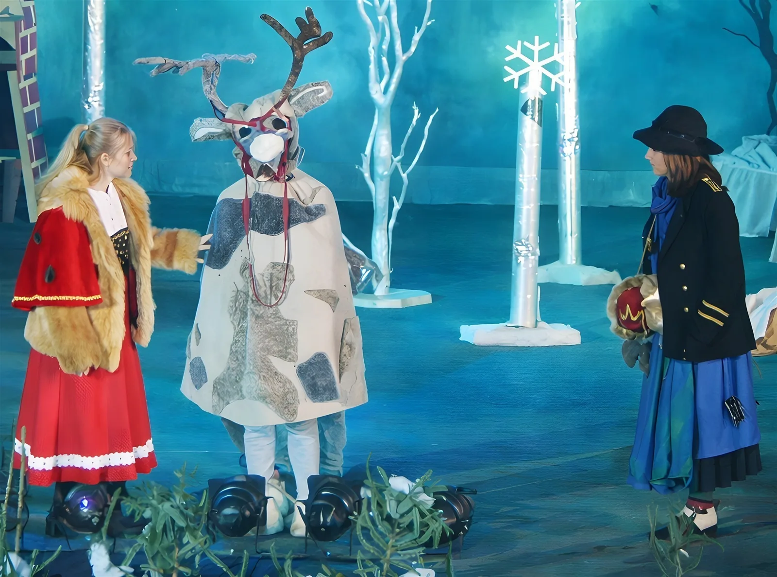 Räubermädchen mit Gerda und Rentier ? Das Räubermädchen spricht mit Gerda, das Rentier steht zwischen ihnen im Winterwald – neue Verbündete für den Weg nach Norden.