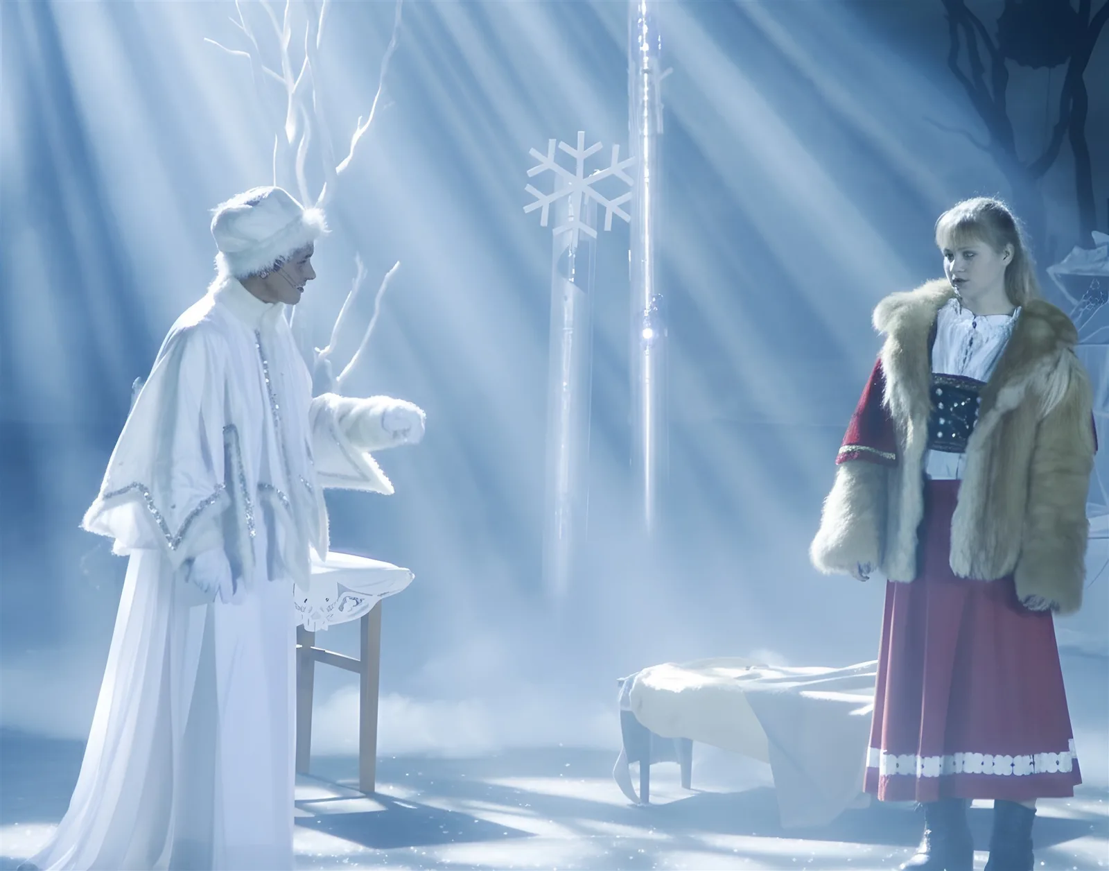 Gerda bei der Dienerin der Schneekönigin ? Eine Dienerin in Weiß begegnet Gerda im blauen Licht, Lichtstrahlen fallen herab – Schwelle zum Palast der Schneekönigin.