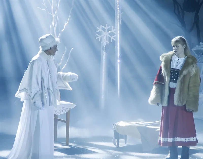 Gerda bei der Dienerin der Schneekönigin ? Eine Dienerin in Weiß begegnet Gerda im blauen Licht, Lichtstrahlen fallen herab – Schwelle zum Palast der Schneekönigin.