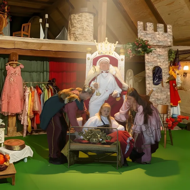 Gerda am Königshof um Hilfe ? Gerda sitzt erschöpft vor dem König in Weiß, Hofleute beugen sich zu ihr – Unterstützung für die Rettung von Kay.