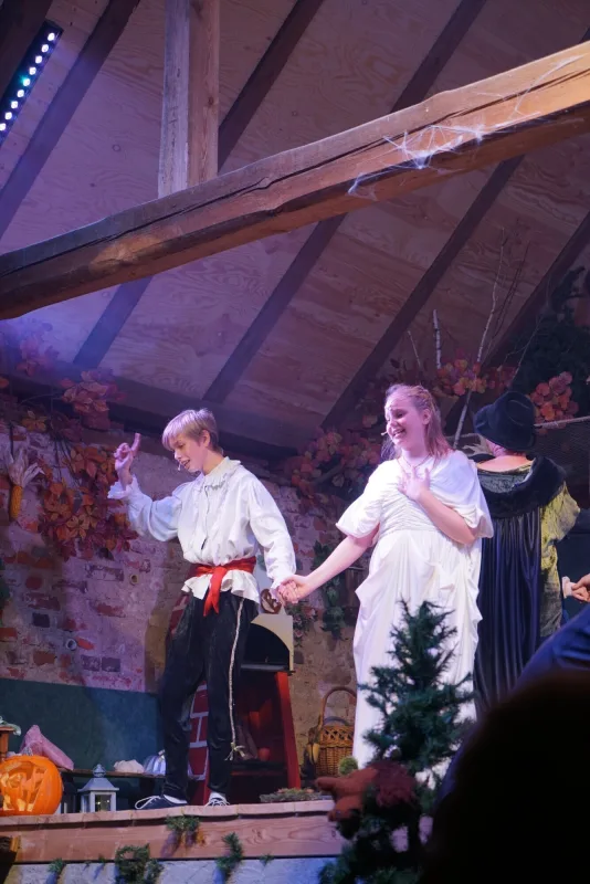 Enya und Conan Hand in Hand nach dem Sieg – Die beiden Jugendlichen stehen Hand in Hand, erfüllt von Freude und Erleichterung nach dem Sieg über Dracula.