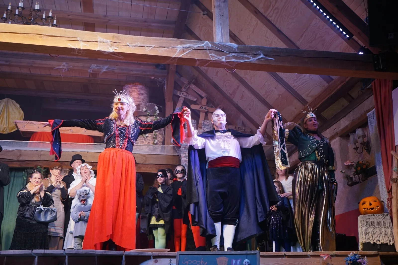 Gräfinnen und Dracula beim großen Schlussapplaus – Gräfin Raja, Graf Dracula und Gräfin Akira treten gemeinsam vor das Publikum und verbeugen sich stolz.