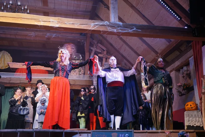 Gräfinnen und Dracula beim großen Schlussapplaus – Gräfin Raja, Graf Dracula und Gräfin Akira treten gemeinsam vor das Publikum und verbeugen sich stolz.