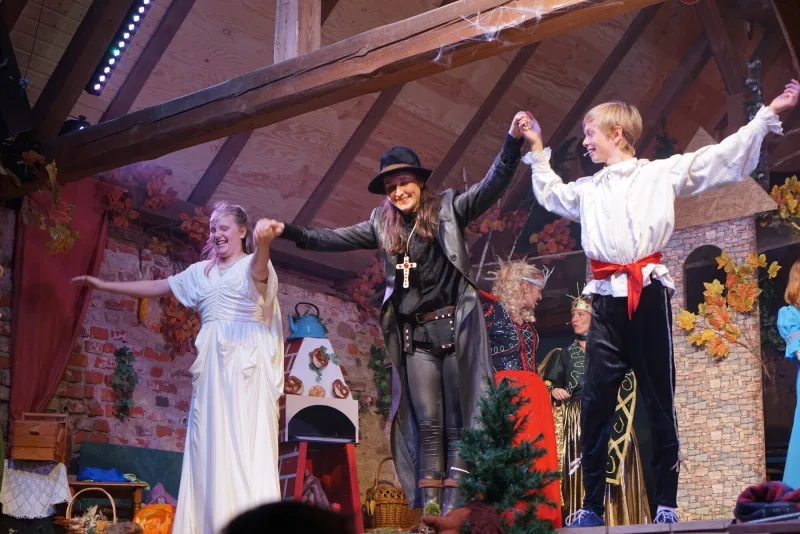 Julia, Enya und Conan beim Applaus vereint – Die Heldin Julia, Enya und Conan fassen sich an den Händen und verbeugen sich gemeinsam nach dem Musical-Finale.